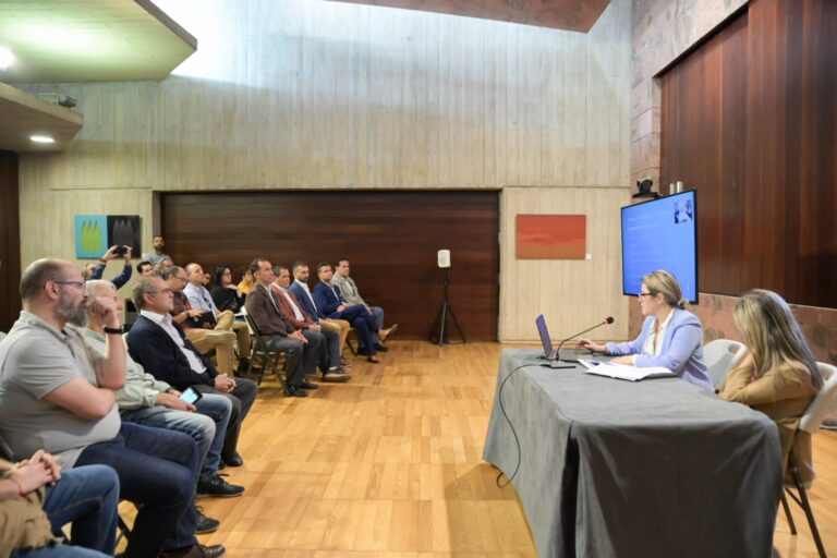 La consejera Alicia Vanoostende explica las actuaciones llevadas a cabo por su departamento para la aplicación de la ley